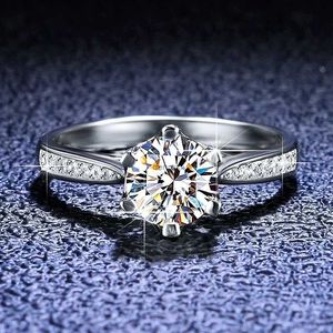 Anneaux de bande PT950 Platinum Eternity Anneaux Real 0.5CT 1Ct Ring Moisanite pour les femmes Top D Color VVS1 Diamond Engagement Wedding Bandl240105