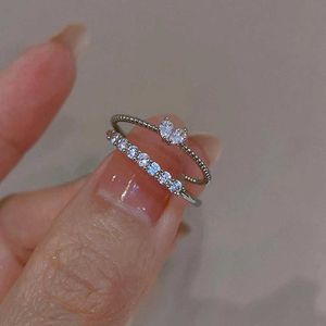Anillos de banda Dos piezas Conjunto de anillo abierto adecuado para reuniones de fiestas Diamantes en forma de corazón Diseños únicos personalizados y de moda J240410