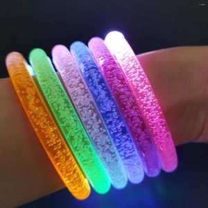 Bracelet 1pcs Bracelets LED Glow Light Up Bracelets dans les fournitures de fête sombres Bracelet néon pour enfants adultes