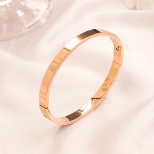 Bracelets bracelets Gold Sier Bracelet Doll Luxuy European and American Pink Fashion Young Styles Style Classic Christmas Couple Couple pour femmes Paty AA