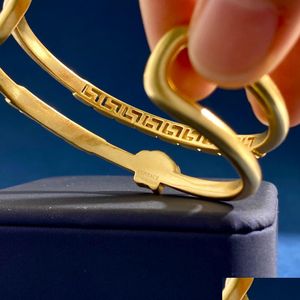 Brazalete diseñado abierto ahuecado hacia fuera Banshee Grecia Meandro Patrón Medusa Retrato 18K Chapado en oro Mujeres Medusas Pulseras Diseñador Jewe Dhceb