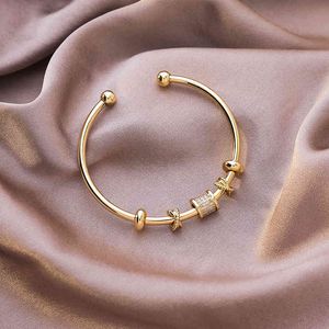 Brazalete de diseñador francés elegante brillante Cz piedra latón oro brazaletes para mujeres damas geométrica cruz ajustable abierto encanto pulsera fiesta 2024 02121