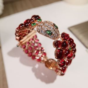 Bracelet de serpent de tempérament de célébrité de qualité supérieure Bangle incrustée avec un bracelet de femme de femme luxueux de glaze rouge