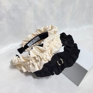 Barrettes Letra coreana Diadema plisada negra Estilo princesa Pinza para el cabello Moda Regalos familiares para mujeres Sombreros Diadema de diseñador de lujo en blanco y negro de alta calidad