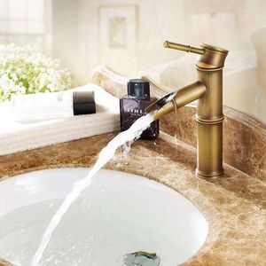 Robinets d'évier de salle de bains tout en cuivre au-dessus du robinet de lavabo, joint en bambou et eau froide