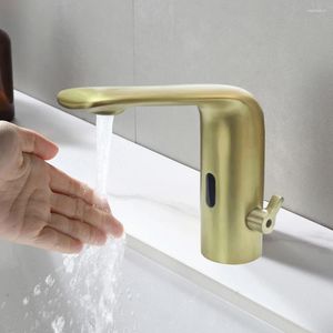 Robinets de lavabo de salle de bains Robinet intelligent automatique avec robinets de couleur or brossé Corps en laiton Matériau en cuivre Mélangeur Eau froide Prise AC 220 Batterie