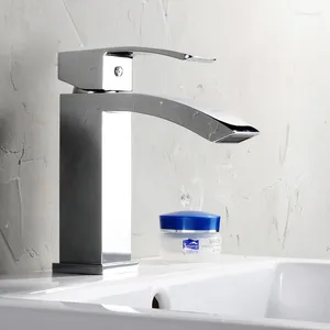 Robinets d'évier de salle de bains Poignée de robinet monotrou moderne Lavabo RV et mélange d'eau froide