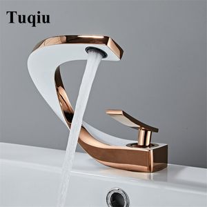 Grifos de lavabo de baño Tuqiu Latón Rosa Oro Blanco Lavabo Mezclador de agua fría Grifo Montado en cubierta Negro 221121