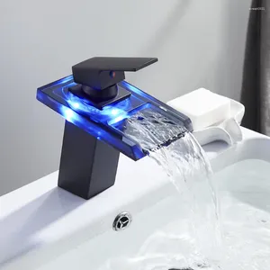 Grifos de lavabo de baño Vidric LED de lujo que cambia de color Cascada Grifo de lavabo de una sola manija Montado en cubierta y grifos mezcladores en frío