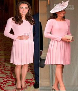 Belle longueur moderne à haut de couches de genou rose Satin Kate Middleton Robe de fête de soirée formelle avec plissé4367702