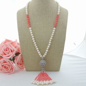 Belle perle de culture d'eau douce blanche incrustation de micro sphères de corail rose accessoires de zircon pendentif pompon collier long 66 cm