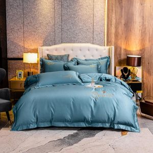 Conjuntos de ropa de cama 2024 de cuatro piezas de algodón de lujo ligero doble hogar hoja de cama cubierta de edredón bordado pequeña abeja moda azul