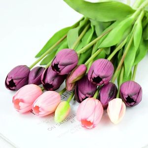 Juegos de cama 5 piezas/grupo de tulipanes artificiales Bouquet Toque real Flores falsas Flores falsas para la sala de estar del jardín doméstico Fiesta de bodas