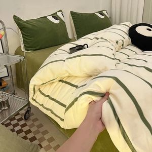 Juegos de ropa de cama Juego de sábanas esponjoso para invierno, juego de sábanas de terciopelo con leche cálida a rayas verdes, housse de couette, juegos de cama individuales/Queen/King 231110