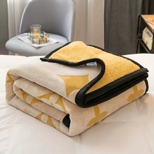 Manta de diseñador Juegos de cama Manta de diseñador Manta de aire acondicionado de verano Manta para sofá de oficina para siesta Terciopelo coralino Manta fresca de verano Funda para cama para el almuerzo