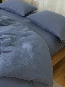 Conjuntos de ropa de cama Hilo de tres capas Algodón Gasa de cuatro piezas Suave transpirable Dormir desnudo Sábana agradable para la piel Funda de edredón Textiles para el hogar