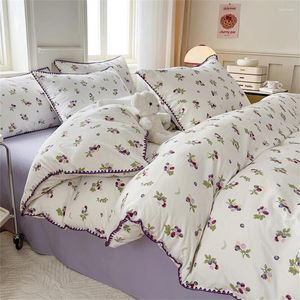 Juegos de ropa de cama de algodón lavado juego de cuatro piezas de uva de uvas de uva de uva de uvas nórdicas núcleo de almohada de almohada prístina