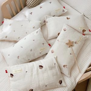 Conjuntos de ropa de cama Venta al por mayor Funda de almohada de muselina para bebé Oso Conejito Bordado Funda de almohada de algodón sin relleno 231218
