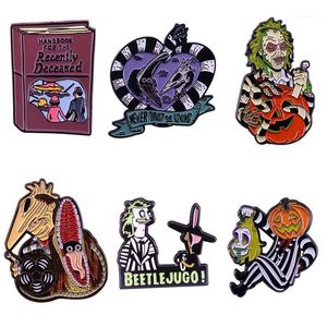 Pins, broches Beetlejuice Handbook para el pasador de esmalte recientemente fallecido y broche Halloween Gothic Laple Fans Collection Gifts1