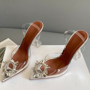 Zapatos de vestir atractivos AMINA MUADDI Classic Begum Girasol Rhinestone Hebilla Diseñadores decorativos Sandalias Transparente PVC Crystal Spool Heel para mujer Zapato de diseñador