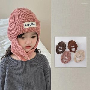 Bérets 50-54cm enfants coréens chapeau hiver 2024 lettre solide garçons et filles bébé tricoté protecteur d'oreille en gros