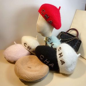 Bérets Automne et hiver cheveux tricotés lettre CHA Bud chapeau femme japonaise octogonale artiste britannique béret de jeunesse