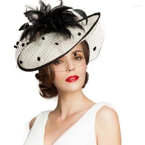 Berets British Femmes Summer Black Blanc Hats Fascinator mariage avec voile plume élégante grande dame lin fedoras
