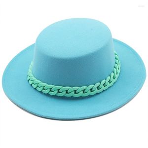 Berets European et American Ladies Plat Top Short Brim Black Fedora Hat Jazz Jazz Colorful Chain Belt