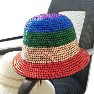 Boinas Red Rhinestone Fedora Jazz Sombreros Sombrero de vaquero para mujeres y hombres Gorra de color de doble cara con diamante negro al por mayor 2022