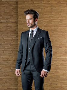 Meilleur Design Charcoal Grey Groom Tuxedos Peak Revers Two Button Groomsmen Mens Wedding Dress Excellent Man 3 Piece Suit (Veste + Pantalon + Gilet + Cravate)