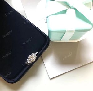 Anillo de boda de compromiso con diseño de solitario, anillo de diamantes con cinta de piedra y lazo grande, anillo de diseñador de lujo