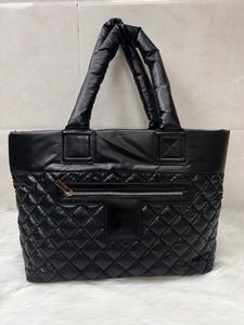 Material de chaqueta de plumón negro, bolso de mano, bolso de hombro negro, cremallera de metal plateado, vestido informal de invierno, regalo vip