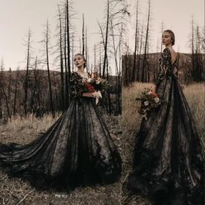 Black gothic vintage Robes de mariée une ligne robes nuptiales formelles en V couche appliques en dentelle en tulle
