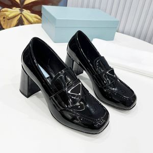 Chaussures en cuir brossé à talons hauts noirs Classic Preppy Penny Loafer Femmes Chunky Rubber Monobloc Sole Moccasins Upper Avec Bracelet En Cuir