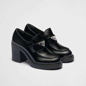 Tacones altos negros Zapatos de tobillo Diseñador para mujer Triángulo 7.5 CM Moda Invierno Botines de motocicleta Zapatos de combate de nailon de cuero real