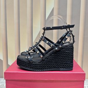 negro New Stud Srivet Platform Wedge Sandals diseñador de lujo para mujer cuero Chunky Gladiator tacón Sandalia noche Zapatos de fiesta calzado de fábrica 9.5c.m