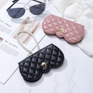 Bolsa de gafas de sol portátil negra, bolsa de gafas de cuero, funda protectora, accesorios de gafas de moda, mango de perla