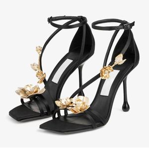 Sandales en satin noir avec fleurs en métal 95mm Mode Femmes Bouts carrés Bride à la cheville Talon aiguille Sandale Chaussures de luxe Chaussures de soirée Chaussures de soirée avec boîte
