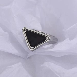 Forma de triángulo negro anillo de diseño delicado patrón de letras de esmalte brillante grueso anillo de lujo distintivo anillo de compromiso de color plata moda fresca ZB040 E23