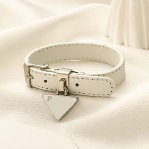 Bracelet en cuir noir et blanc pour hommes et femmes, bracelet de styliste en acier inoxydable, simple, couleur unie, pendentif triangle, bracelet de mode, bijoux de créateur pour femmes zb075