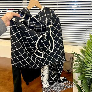 Bufanda de diseño vintage en blanco y negro, bufanda de regalo de nueva marca a la moda, accesorios de moda navideños, chal de pashmina de estilo cálido y cómodo para invierno para mujer