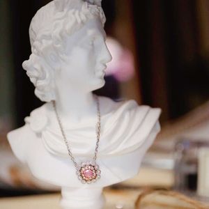 Collar de oro blanco translúcido parpadeante con polen de sol y diamante rosa de 0,07 quilates + collar de diamantes blancos de 0,093 quilates
