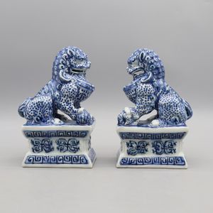 Blaue und weiße Schutzlöwen, Foo-Dogs-Statuen, auf dem Sockel sitzende Löwen, Tischaccessoire