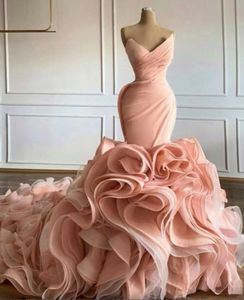 Robe de mariée de sirène rose blush avec volants, col en V, plis sans manches, robe nuptiale de chapelle sur mesure.