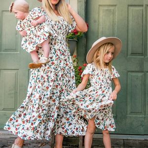 Boho Style Mère fille Robe Floral Famille Matching Vêtements Couc carré manches courtes Longues robes maxi Vestidos minces maigres 240327