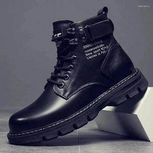 Bottes 2023 Automne Hiver Hommes Mode coréenne Chaussures hautes polyvalentes en cuir décontracté en plein air noir motard pour