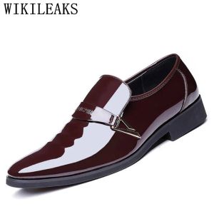 BOTS 2023 SAPOS DE MENOS DESIGNERADOR MARCA DE LUXURA Slip en Oxford Shoes For Men Pointed Toe Dress Shoes Patent Wedding Wedding Shoes Man Italia