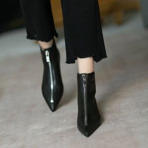 Bottes en cuir chaussures plates courtes pour femmes Bottises de travail Boots noirs Boots de cheville femelle pointu