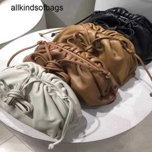 Bottegvenetas Sacs Pochette Divani Cloud Sac Femme Cuir Véritable Cuir De Vachette Aisselles Net Rouge Loisirs Une Épaule Oblique Croix Tofu Dumpling Bun