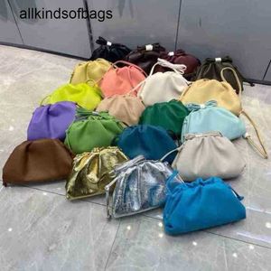 Bottegvenetas Sacs Pochette Été Nuage Net Rouge Même Cuir Femmes Couleur Unie Tendance Simple Épaule Messenger Dumpling Main Avoir Logo